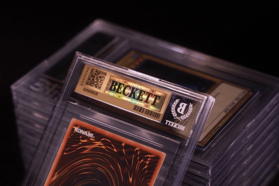 一疊 Beckett（BGS）鑑定磚，最上面那張的金色標籤上有 BECKETT 字樣與防偽條碼